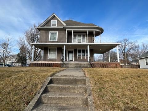 802 N 1st St, Ashton, IL 61006