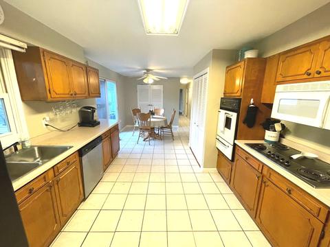 525 E Juniper Ln, Bradley, IL 60915 photo 9