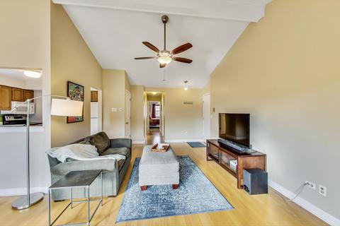211 Stanhope Dr #D, Willowbrook, IL 60527 photo 7