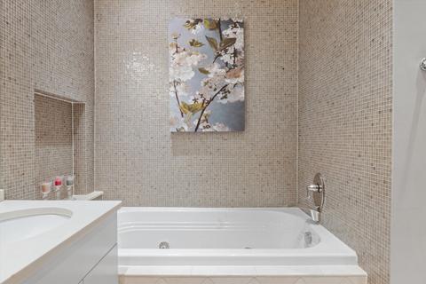 80 Elm St #2, Chicago, IL 60611 photo 17