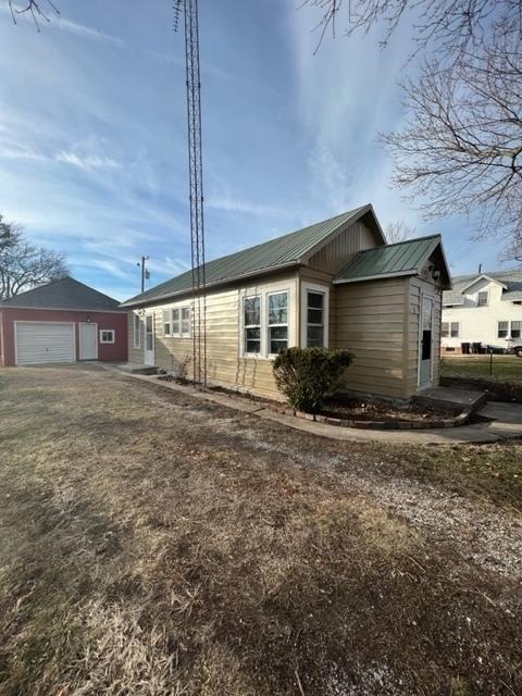 105 S Raub Ave, Donovan, IL 60931