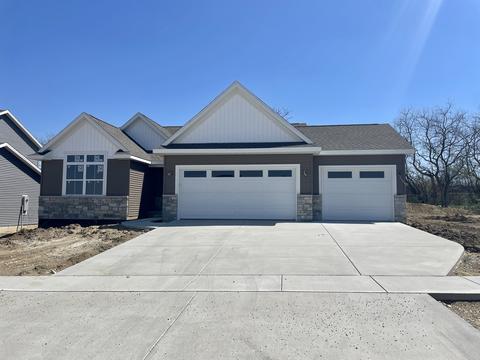 2514 Savanna Rd, Bloomington, IL 61705