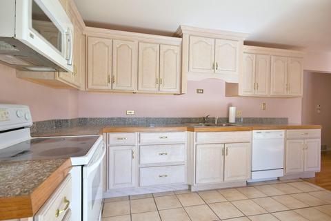 353 Meadow Ct, Willowbrook, IL 60527 photo 10