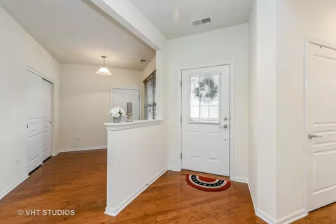 2856 Edgewater Dr, Elgin, IL 60124 photo 4