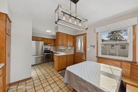 2467 Eisenhower Dr, Des Plaines, IL 60018 photo 5