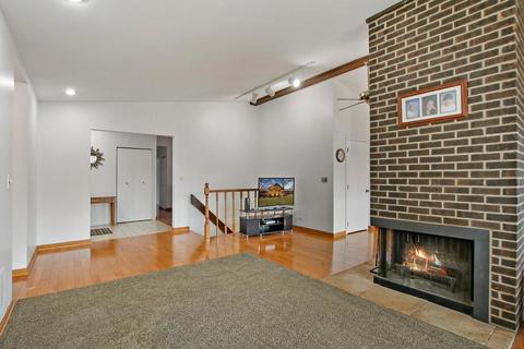 711 E Devon Ave, Roselle, IL 60172 photo 3