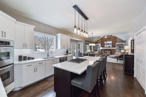 907 Rock Spring Rd, Naperville, IL 60565 photo 2