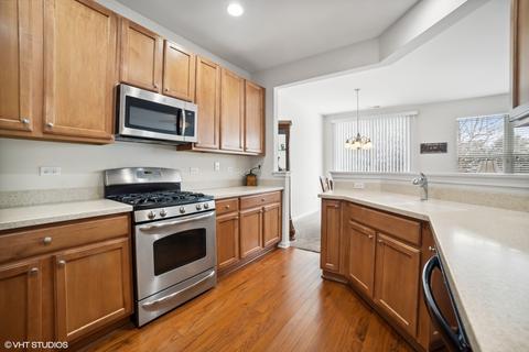 2806 Edgewater Dr, Elgin, IL 60124 photo 4