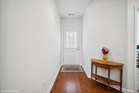 2806 Edgewater Dr, Elgin, IL 60124 photo 3