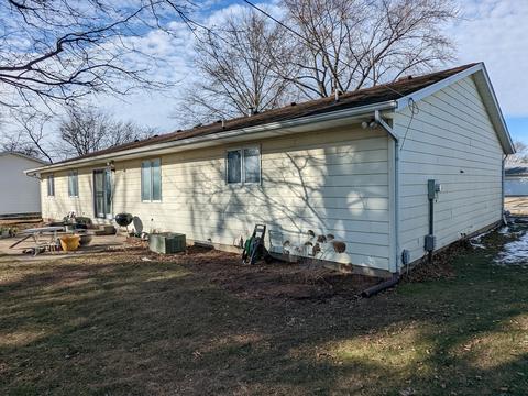 709 E Ash St, Watseka, IL 60970 photo 4