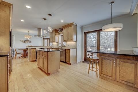 2453 Wendover Dr, Naperville, IL 60565 photo 2