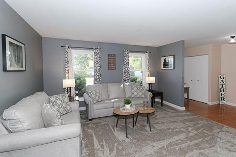 4990 Chambers Dr, Hoffman Estates, IL 60010 photo 3