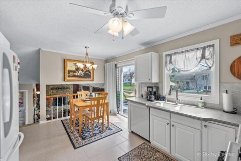 1027 Confederation Dr, Bartlett, IL 60103 photo 9