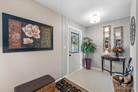 1027 Confederation Dr, Bartlett, IL 60103 photo 3