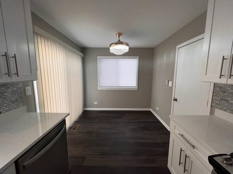 1371 Burns Dr, Elgin, IL 60120 photo 5