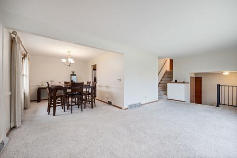 1260 Meadow Ln, Elgin, IL 60123 photo 4