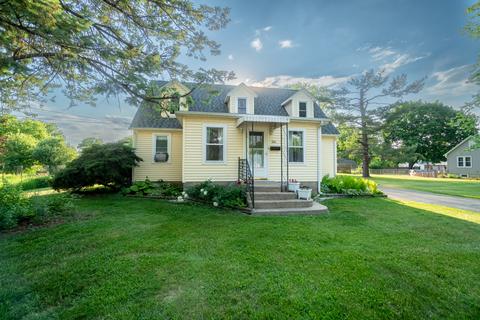 704 S 7th St, Oregon, IL 61061
