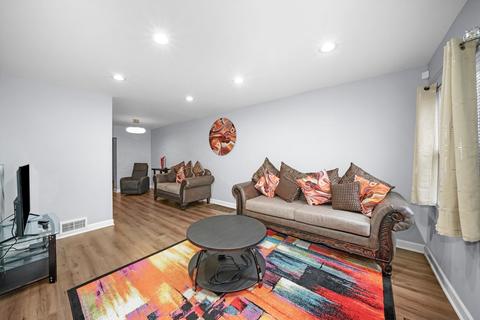 654 E 105th Pl, Chicago, IL 60628 photo 2