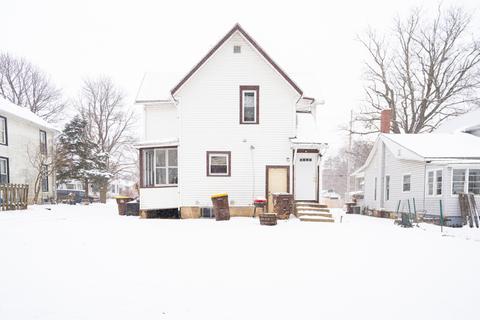 1231 S Oak Ave, Freeport, IL 61032