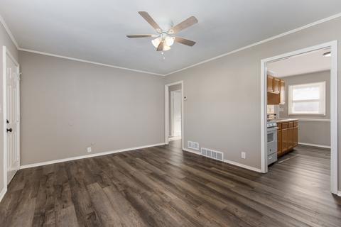 913 Walter Ave, Aurora, IL 60505 photo 2