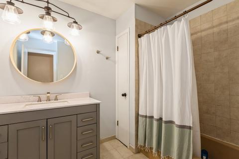 1070 Heathrow Ct, Wheaton, IL 60189 photo 12