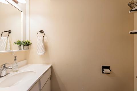 1070 Heathrow Ct, Wheaton, IL 60189 photo 8