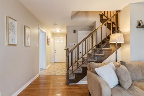1070 Heathrow Ct, Wheaton, IL 60189 photo 3