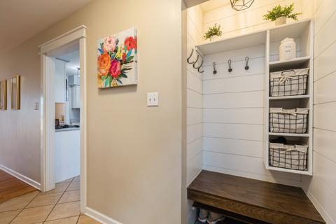 1070 Heathrow Ct, Wheaton, IL 60189 photo 2