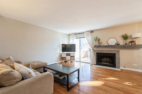 1070 Heathrow Ct, Wheaton, IL 60189 photo 4