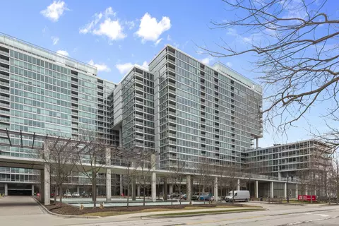 9655 Woods Dr #902, Skokie, IL 60077