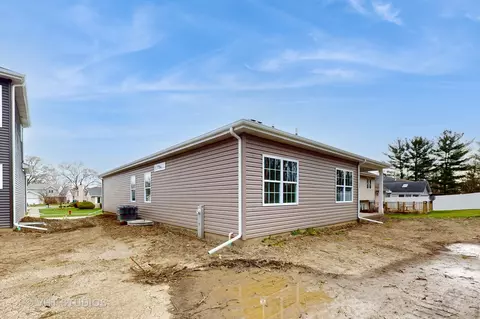 Exterior - 180 W 37th Pl, Steger, IL 60475 photo 5 of 7