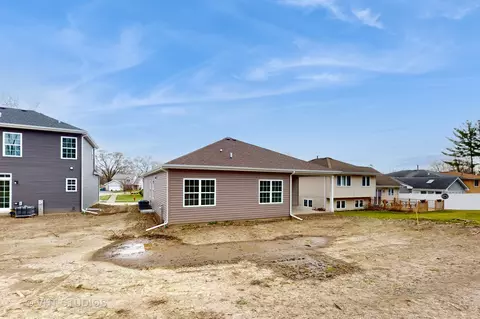 Exterior - 180 W 37th Pl, Steger, IL 60475 photo 6 of 7