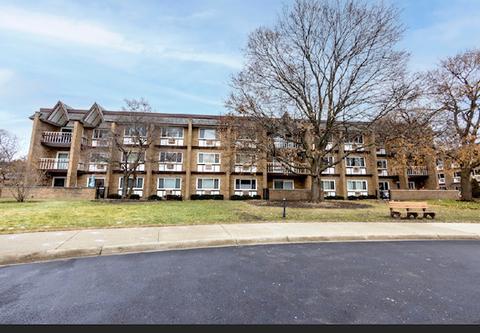 360 Claymoor Rd #3D, Hinsdale, IL 60521