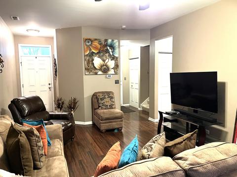 2402 Georgetown Cir, Aurora, IL 60503 photo 4