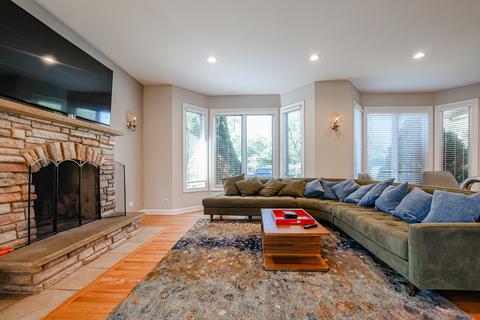 8745 Lyons St, Des Plaines, IL 60016 photo 4
