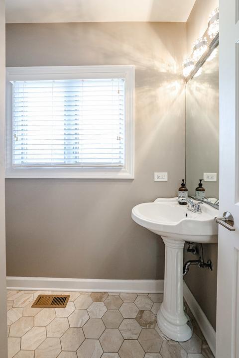 8745 Lyons St, Des Plaines, IL 60016 photo 18