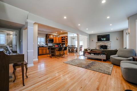 8745 Lyons St, Des Plaines, IL 60016 photo 7