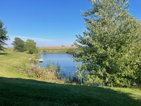 25 Fieldcrest Dr, Monticello, IL 61856