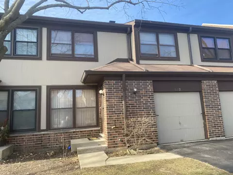 302 Oakwood Ln, Wheeling, IL 60090 photo 1