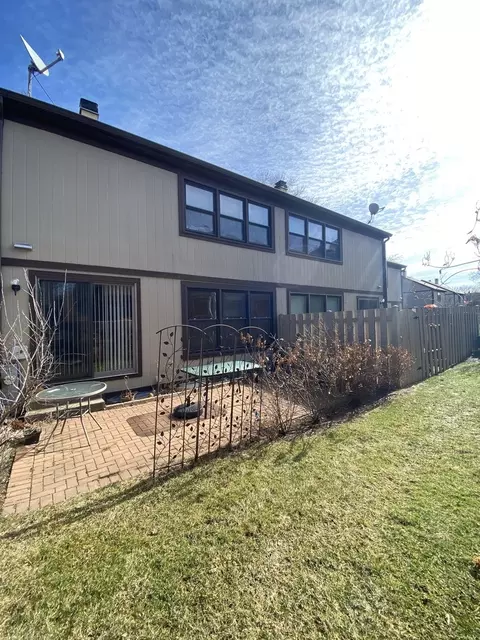 302 Oakwood Ln, Wheeling, IL 60090 photo 2