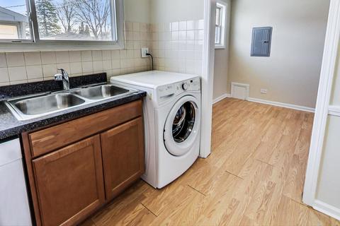875 S 6th Ave, Des Plaines, IL 60016 photo 10