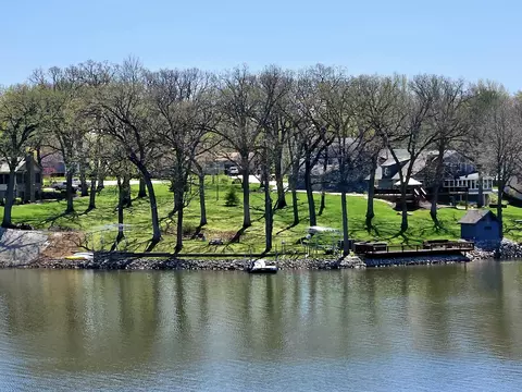 1566 Holiday Dr, Lake Holiday, IL 60548