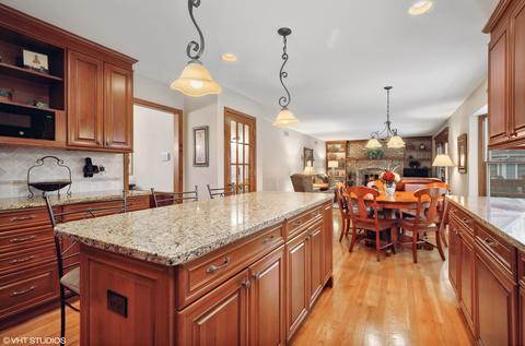 1918 Chatham Dr, Wheaton, IL 60187 photo 8