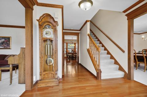 1918 Chatham Dr, Wheaton, IL 60187 photo 2