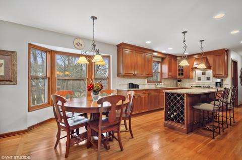 1918 Chatham Dr, Wheaton, IL 60187 photo 12