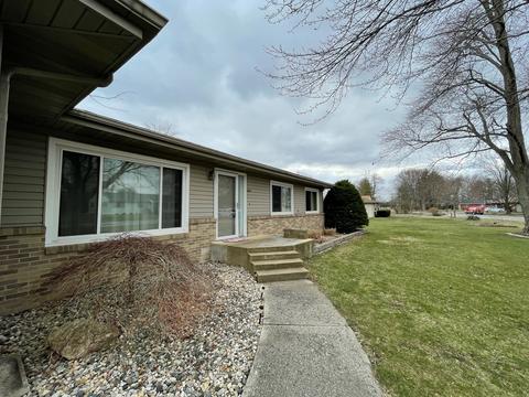 402 S Jackson St, Philo, IL 61864 photo 2