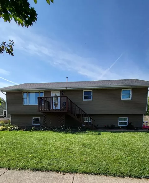 1400 10th St, Harvard, IL 60033