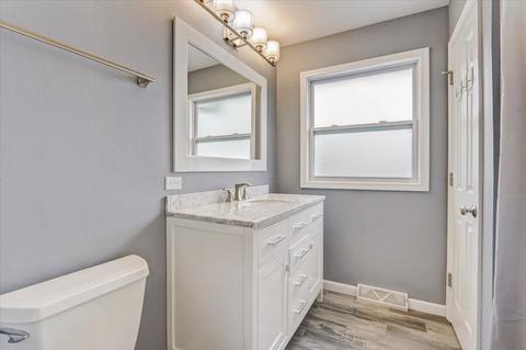132 Ambleside Rd, Des Plaines, IL 60016 photo 17
