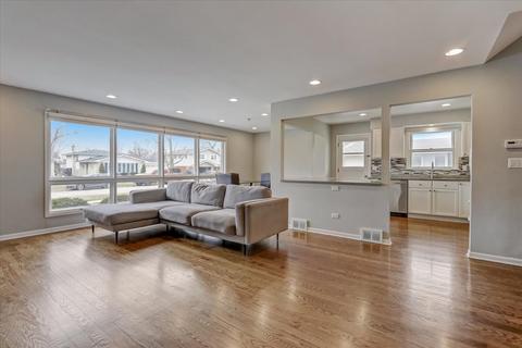 132 Ambleside Rd, Des Plaines, IL 60016 photo 2
