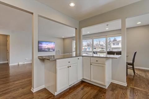 132 Ambleside Rd, Des Plaines, IL 60016 photo 10